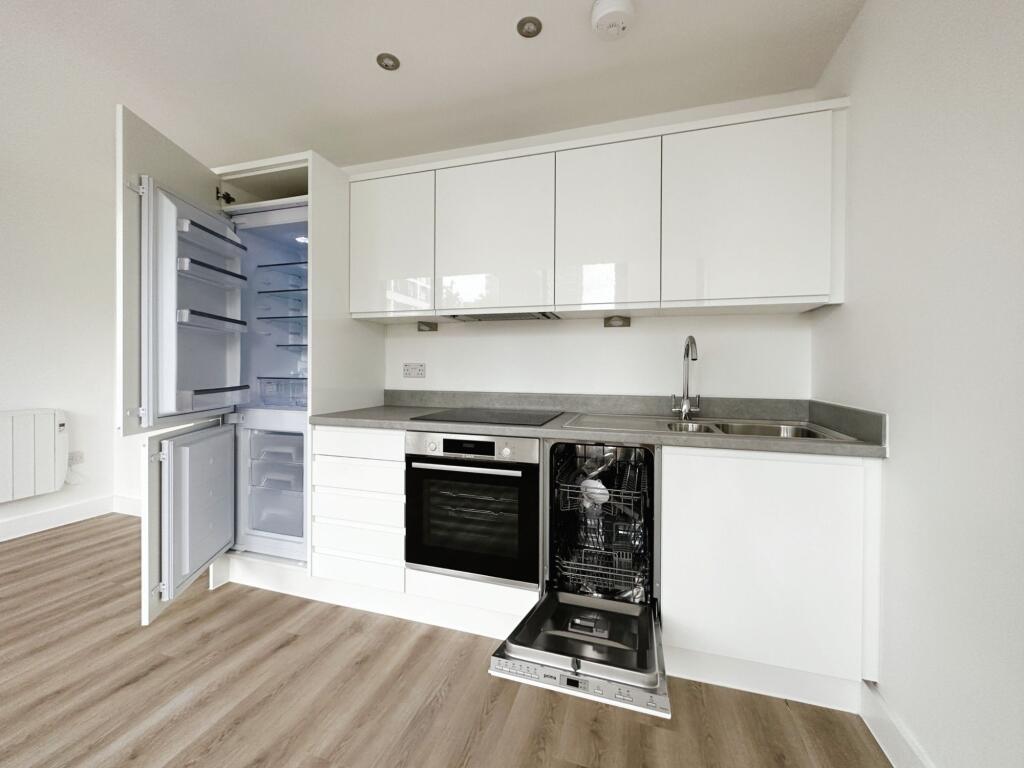 4 bed Studio for rent in Stretford. From Infinite Property Ltd - Warrington