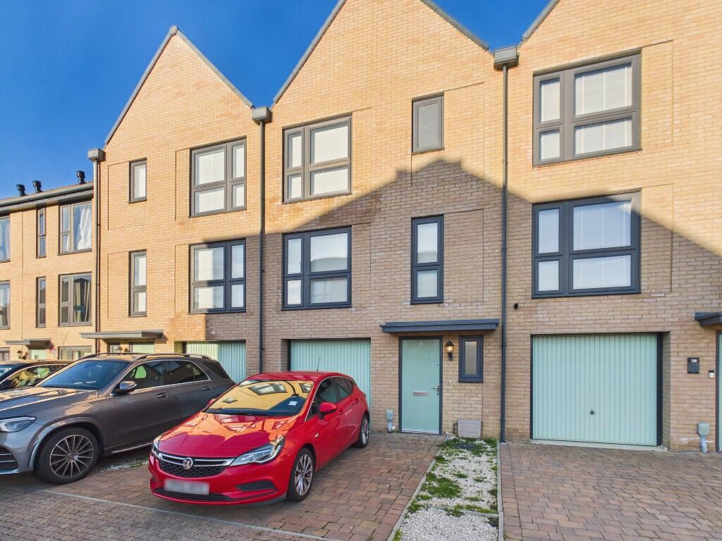 5 bed Mid Terraced House for rent in Chatham. From Island Homes - Kent
