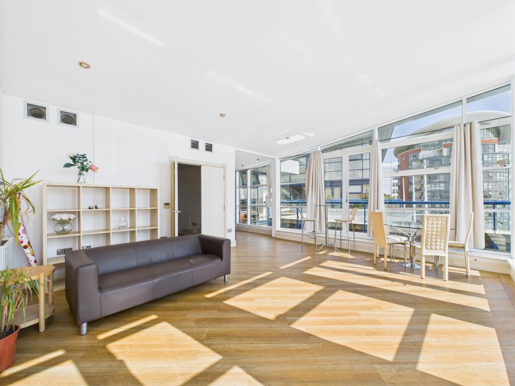 2 bed Penthouse for rent in Poplar. From Island Homes - Kent