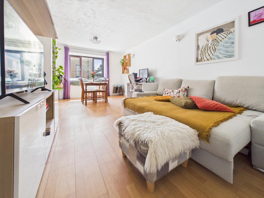 2 bed 1st Floor Flat for rent in Poplar. From Island Homes - Kent