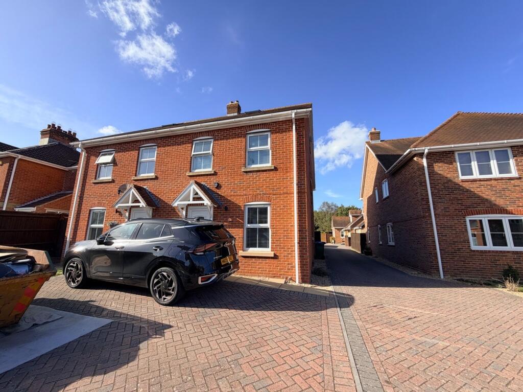 4 bed Semi Detached for rent in Hamble-le-Rice. From Jackson Bailey - Botley 4 bed Semi Detached for rent in Hamble-le-Rice. From Jackson Bailey - Botley