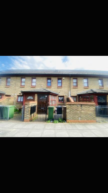 4 bed Terraced House for rent in London. From Syndicate Property - London