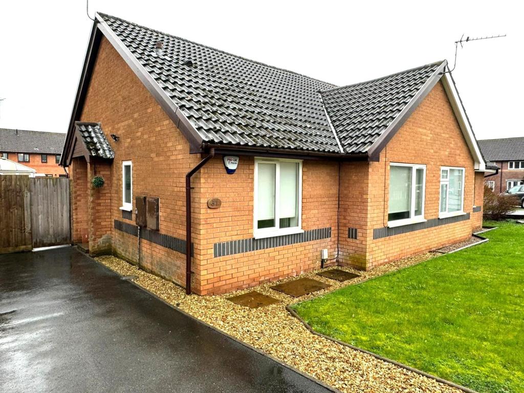 2 bed Semi-detached bungalow for rent in Swansea. From Swansea West Lettings - Swansea