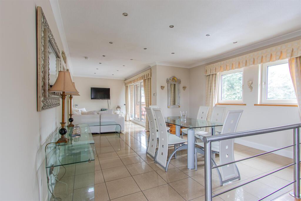 2 bed 1st Floor Flat for rent in St Fagans. From Jeffrey Ross - Pontcanna 2 bed 1st Floor Flat for rent in St Fagans. From Jeffrey Ross - Pontcanna