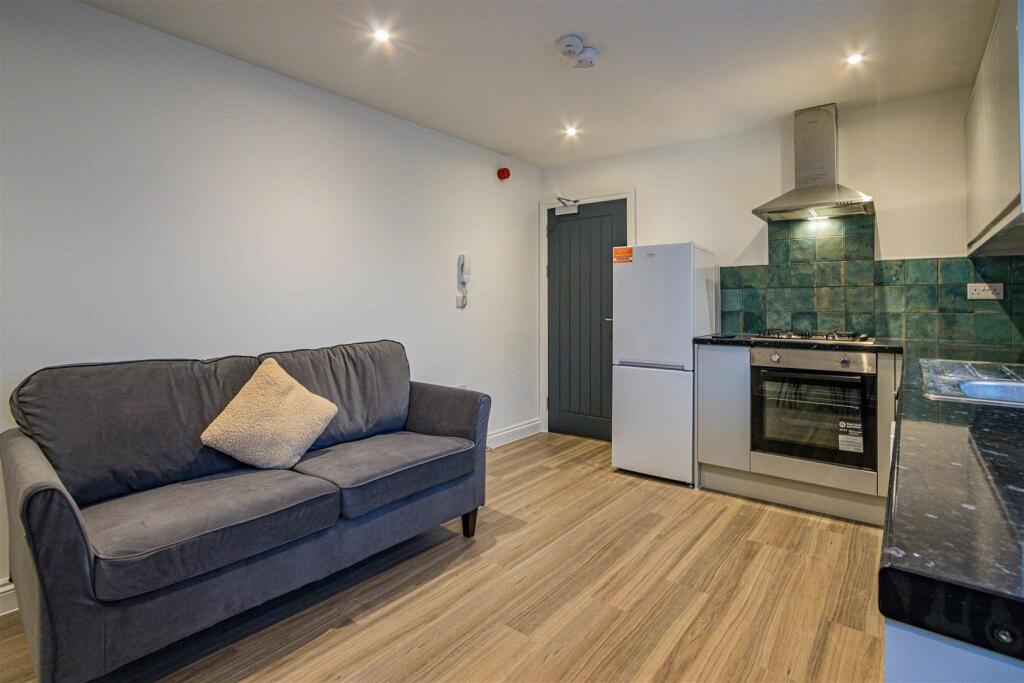 1 bed Private Halls for rent in Cardiff. From Jeffrey Ross - Roath
