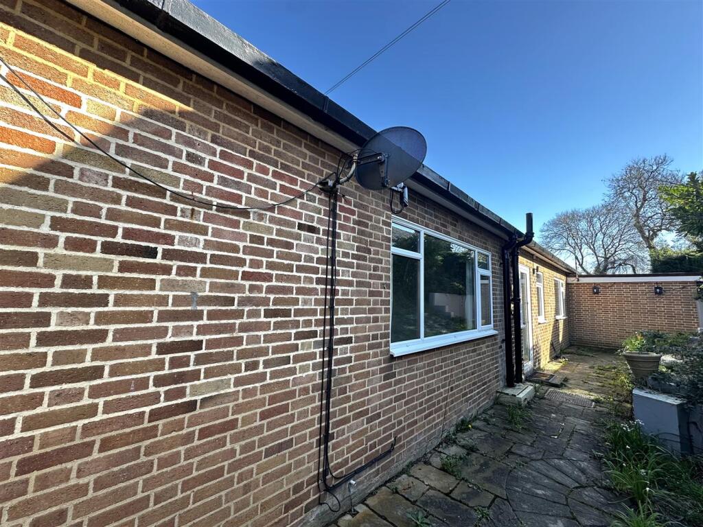 2 bed Terraced bungalow for rent in Solihull. From Senate Property Services - Knowle 2 bed Terraced bungalow for rent in Solihull. From Senate Property Services - Knowle