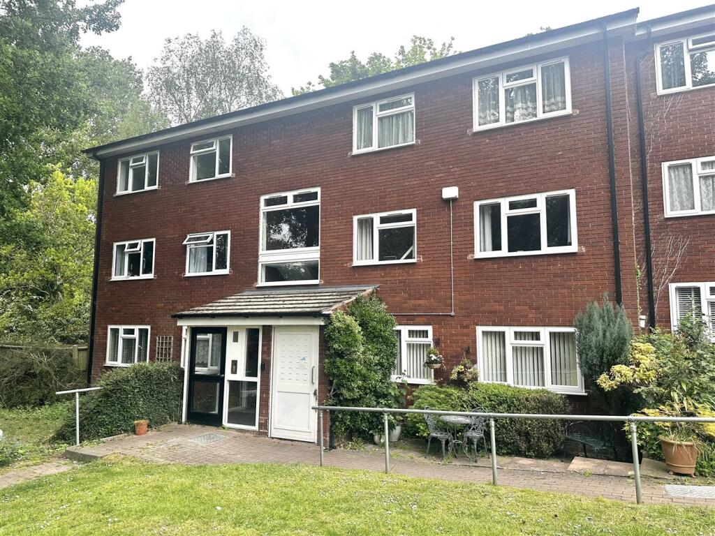 2 bed 1st Floor Flat for rent in Copt Heath. From Senate Property Services - Knowle