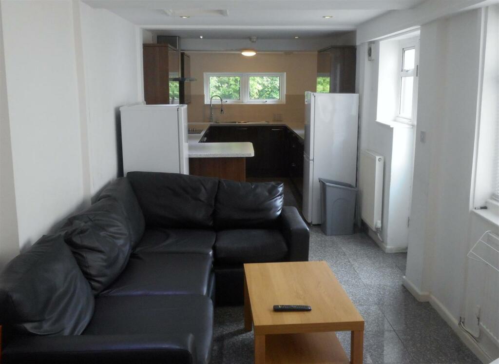 5 bed Mid Terraced House for rent in Cardiff. From JNR properties - Cardiff