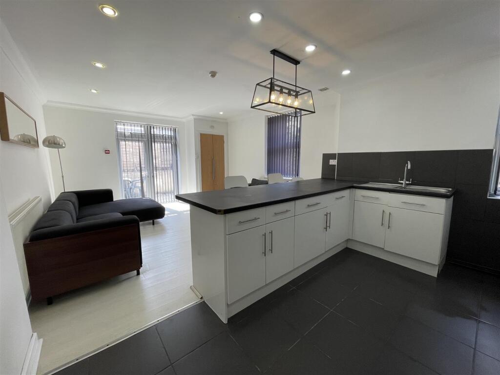 3 bed Apartment for rent in Cardiff. From JNR properties - Cardiff