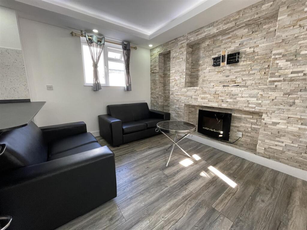 2 bed Apartment for rent in Cardiff. From JNR properties - Cardiff