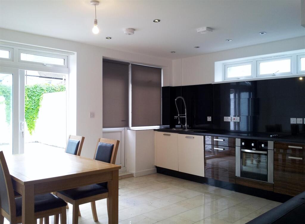 6 bed Mid Terraced House for rent in Cardiff. From JNR properties - Cardiff 6 bed Mid Terraced House for rent in Cardiff. From JNR properties - Cardiff
