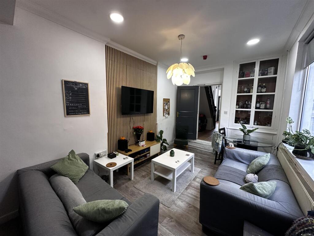 7 bed Mid Terraced House for rent in Cardiff. From JNR properties - Cardiff 7 bed Mid Terraced House for rent in Cardiff. From JNR properties - Cardiff