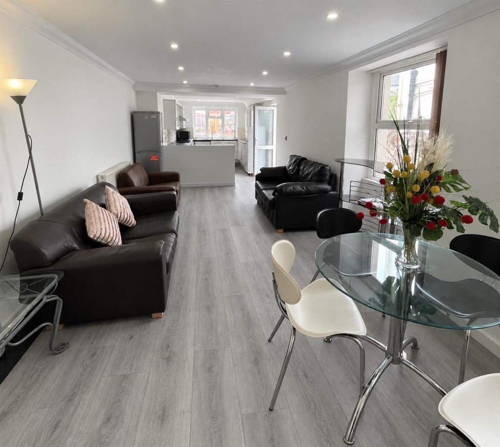 7 bed Mid Terraced House for rent in Cardiff. From JNR properties - Cardiff 7 bed Mid Terraced House for rent in Cardiff. From JNR properties - Cardiff