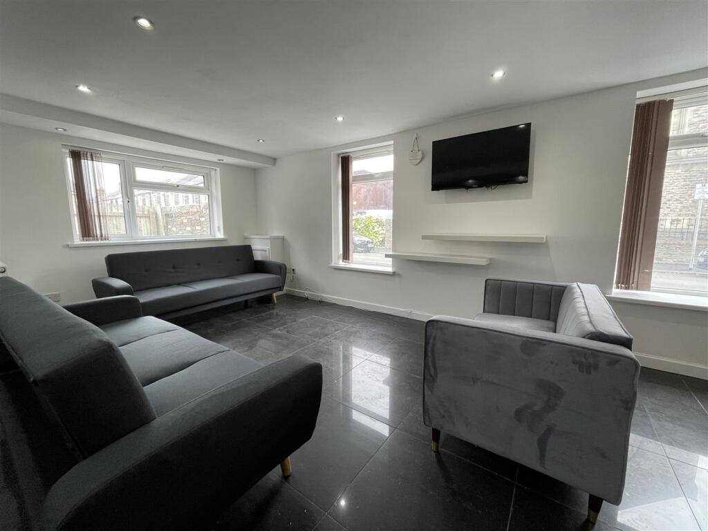 8 bed Mid Terraced House for rent in Cardiff. From JNR properties - Cardiff 8 bed Mid Terraced House for rent in Cardiff. From JNR properties - Cardiff