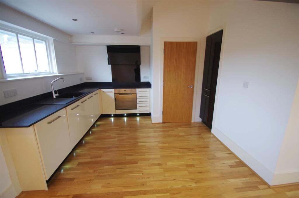 2 bed Apartment for rent in Ware. From Jonathan Hunt Estate Agency - Ware