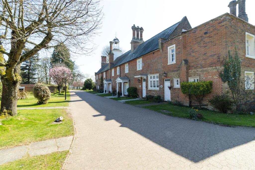 3 bed Chalet type for rent in Westmill. From Jonathan Hunt Estate Agency - Ware