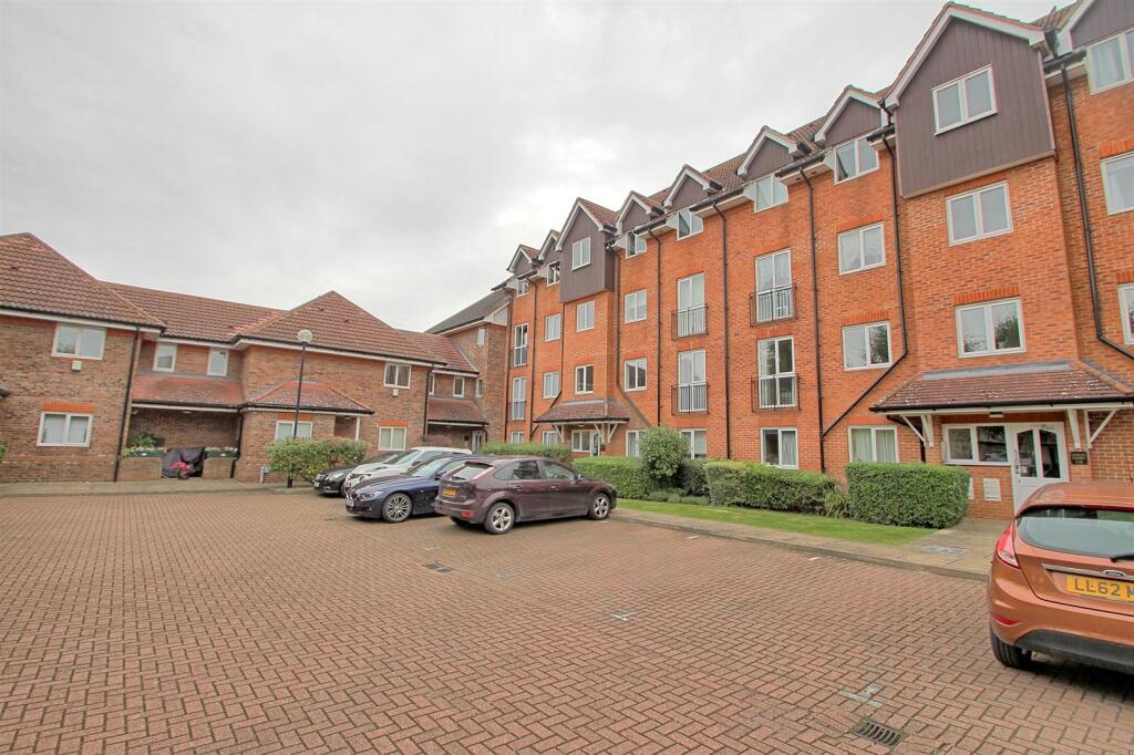 2 bed Apartment for rent in Ware. From Jonathan Hunt Estate Agency - Ware