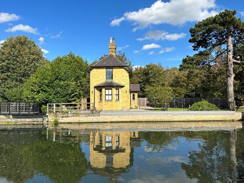 2 bed Detached for rent in Ware. From Jonathan Hunt Estate Agency - Ware 2 bed Detached for rent in Ware. From Jonathan Hunt Estate Agency - Ware