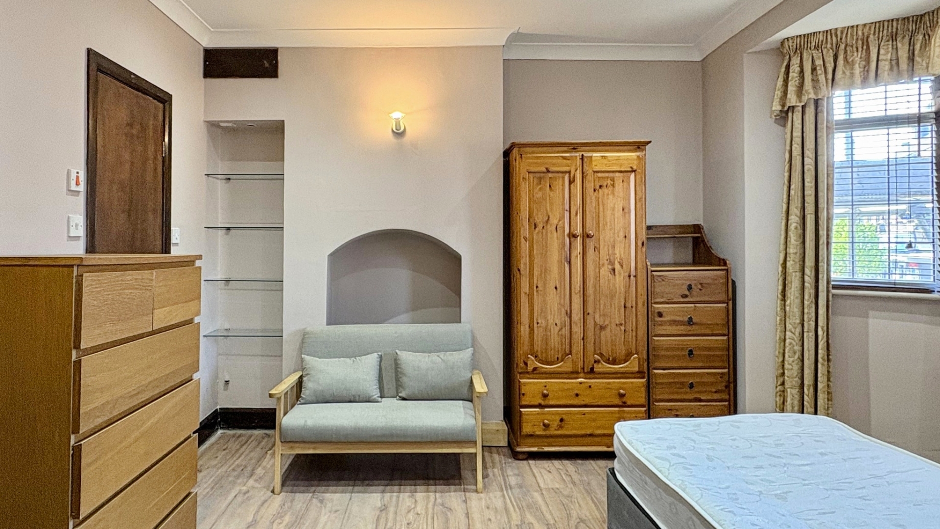 1 bed Studio for rent in Acton. From Majestic Properties and Estates Ltd