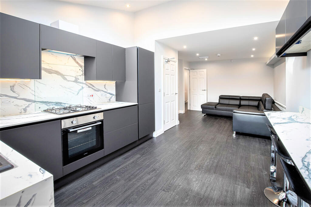 5 bed Mid Terraced House for rent in Preston. From Kingswood - Fulwood