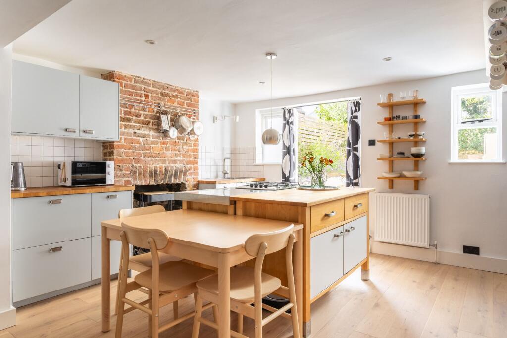 4 bed Mid Terraced House for rent in Brighton and Hove. From Knight & Knoxley - Brighton