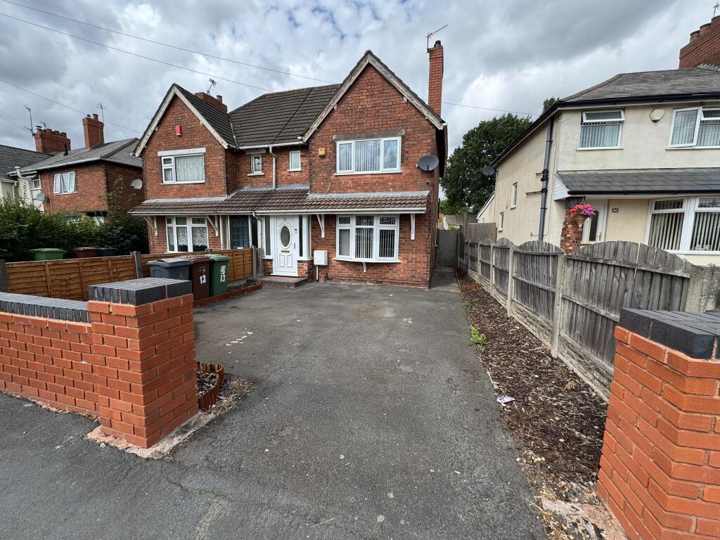 3 bed Semi Detached for rent in Bloxwich. From L & S Prestige Estates - Willenhall 3 bed Semi Detached for rent in Bloxwich. From L & S Prestige Estates - Willenhall