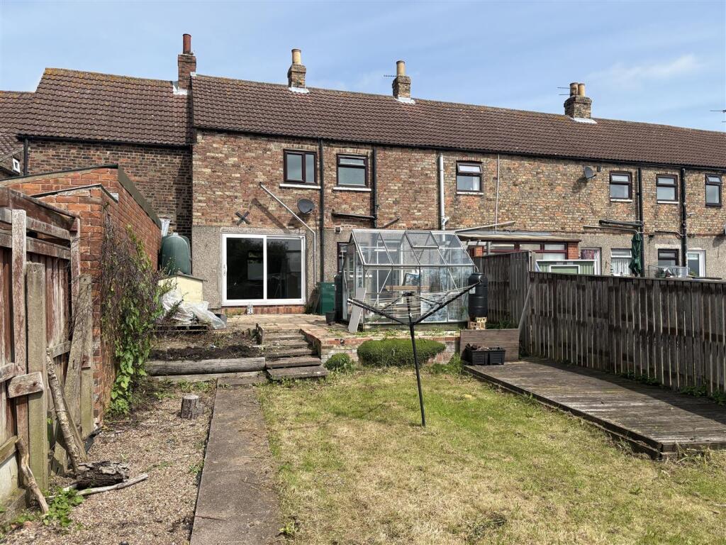 3 bed Mid Terraced House for rent in Whitgift. From Link Agency - covering East Yorkshire
