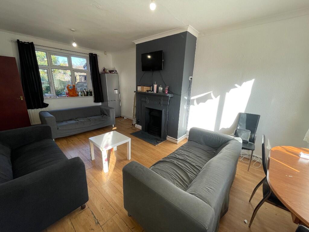 6 bed Mid Terraced House for rent in Leeds. From LV Properties - LS6