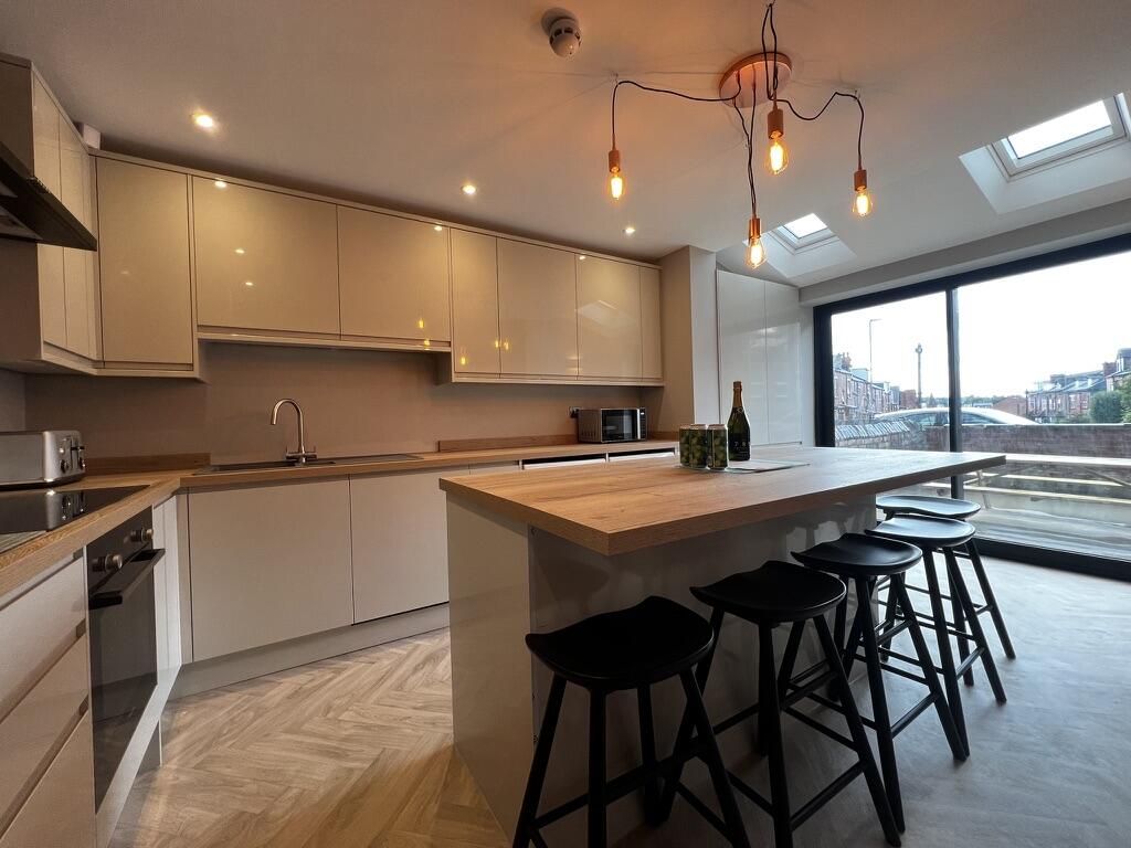 6 bed Mid Terraced House for rent in Leeds. From LV Properties - LS6 6 bed Mid Terraced House for rent in Leeds. From LV Properties - LS6