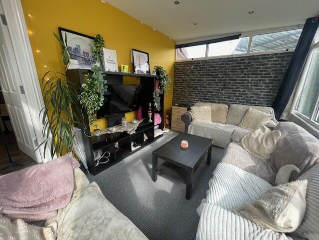 5 bed Semi Detached for rent in Leeds. From LV Properties - LS6