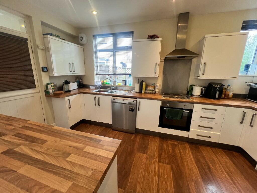 5 bed Semi Detached for rent in Leeds. From LV Properties - LS6 5 bed Semi Detached for rent in Leeds. From LV Properties - LS6