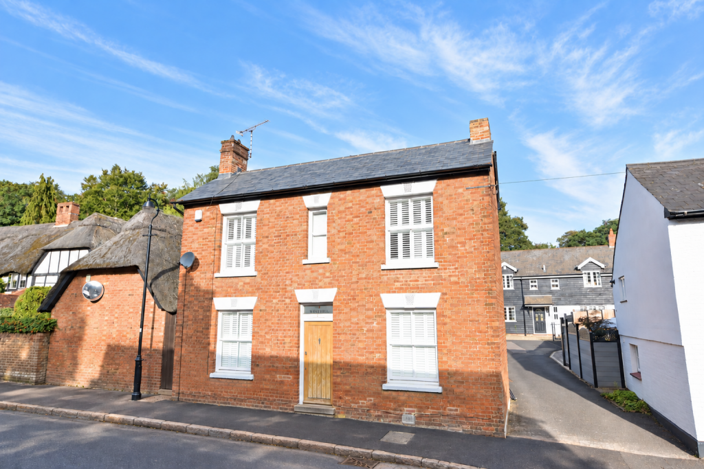 3 bed Detached for rent in Aspley Guise. From M & M Properties - Leighton Buzzard 3 bed Detached for rent in Aspley Guise. From M & M Properties - Leighton Buzzard
