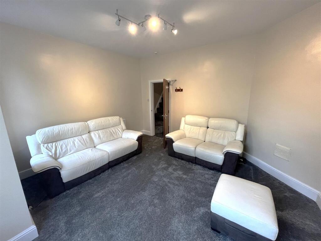 5 bed End of Terrace for rent in Manchester. From Main & Main - Heald Green