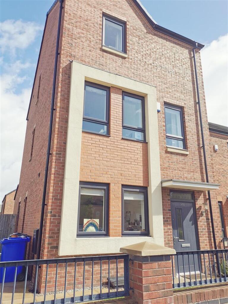 4 bed Town House for rent in Droylsden. From Main & Main - Heald Green 4 bed Town House for rent in Droylsden. From Main & Main - Heald Green