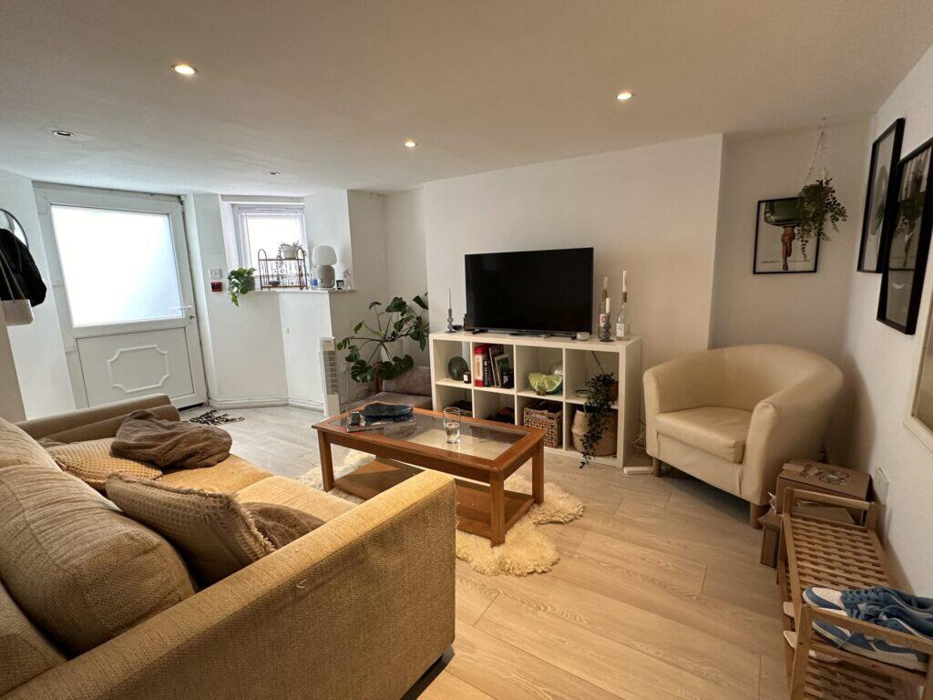 1 bed Apartment for rent in Gatley. From Manchester Rent A Home - Fallowfield
