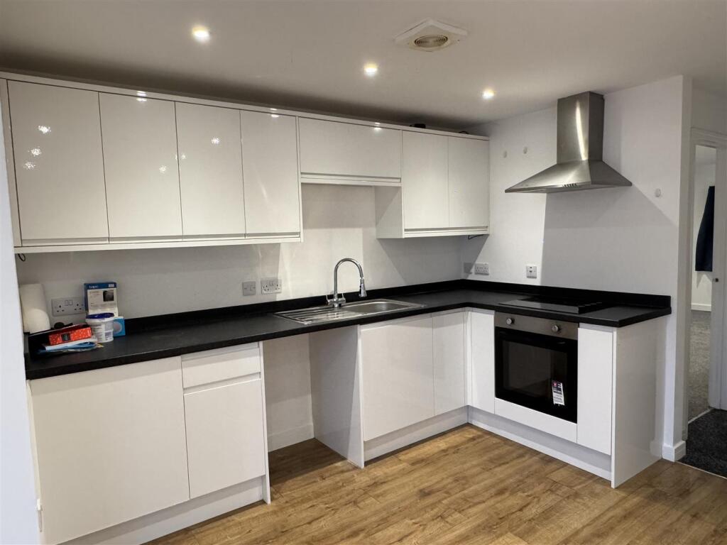 2 bed Apartment for rent in St Austell. From May Whetter & Grose - St Austell