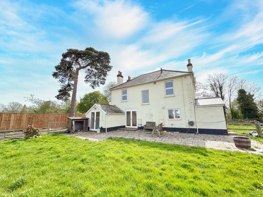 4 bed Detached for rent in Fernhill. From Mayhew Estates - Horley