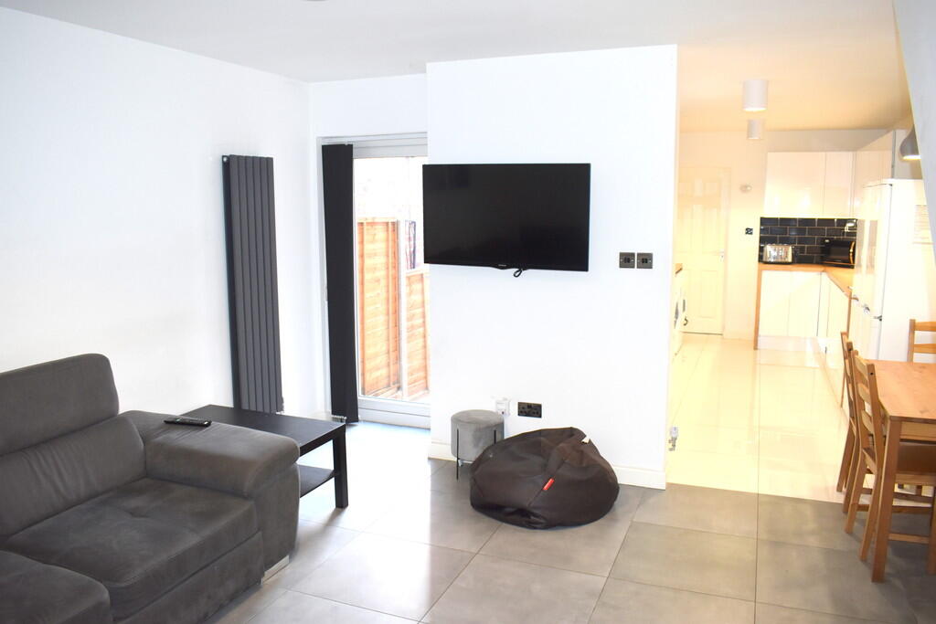 6 bed Mid Terraced House for rent in Manchester. From MCR Move - Manchester