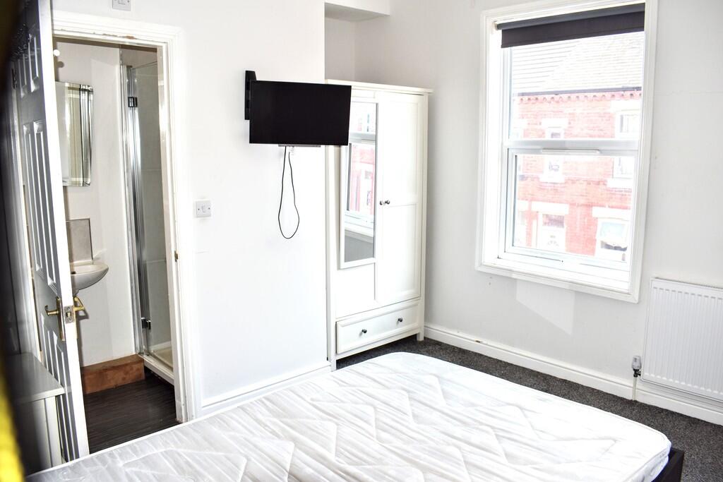 4 bed Mid Terraced House for rent in Salford. From MCR Move - Manchester 4 bed Mid Terraced House for rent in Salford. From MCR Move - Manchester