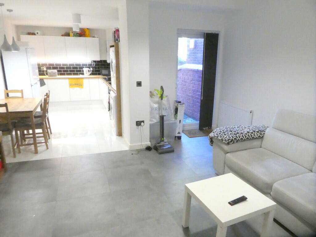 6 bed Mid Terraced House for rent in Manchester. From MCR Move - Manchester