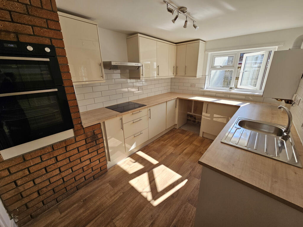 2 bed Mid Terraced House for rent in Dorchester. From Meyers Estate Agents - Poundbury