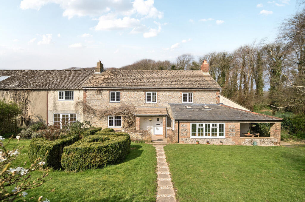 4 bed Cottage for rent in Bradford Peverell. From Meyers Estate Agents - Poundbury