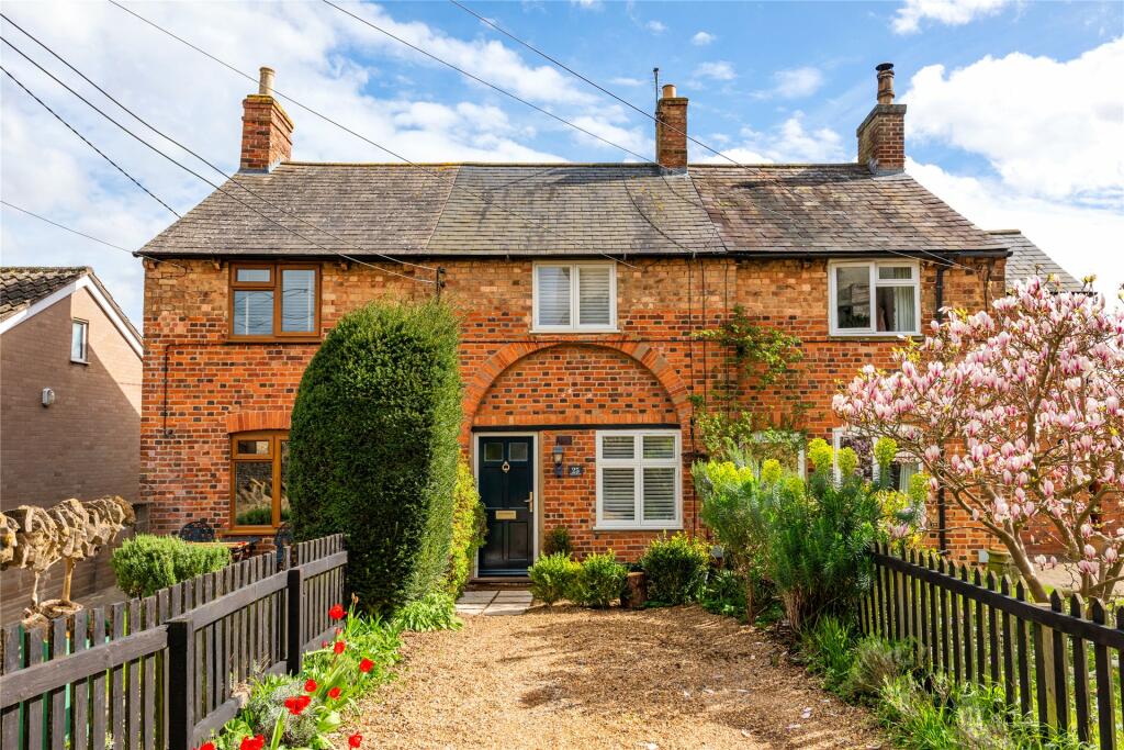 2 bed Mid Terraced House for rent in Olney. From Michael Graham - Olney