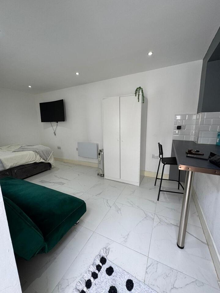 4 bed Studio for rent in Leeds. From Virtue Estate Agents 4 bed Studio for rent in Leeds. From Virtue Estate Agents