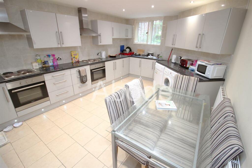 9 bed Detached for rent in Leeds. From Abode - Leeds 9 bed Detached for rent in Leeds. From Abode - Leeds