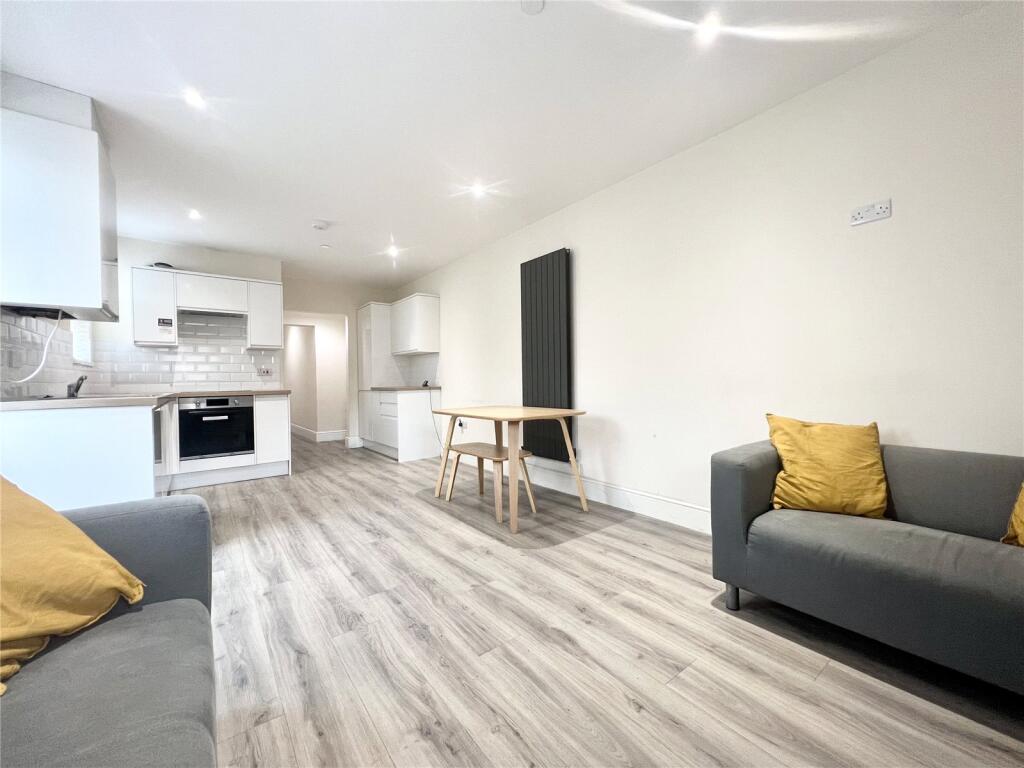 2 bed 1st Floor Flat for rent in Cardiff. From Moginie James - Cyncoed