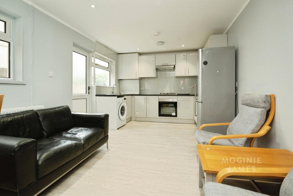 5 bed Mid Terraced House for rent in Cardiff. From Moginie James - Cyncoed 5 bed Mid Terraced House for rent in Cardiff. From Moginie James - Cyncoed