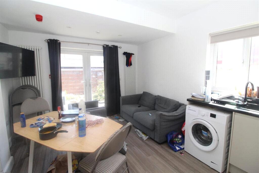8 bed Mid Terraced House for rent in Cardiff. From Moginie James - Roath 8 bed Mid Terraced House for rent in Cardiff. From Moginie James - Roath