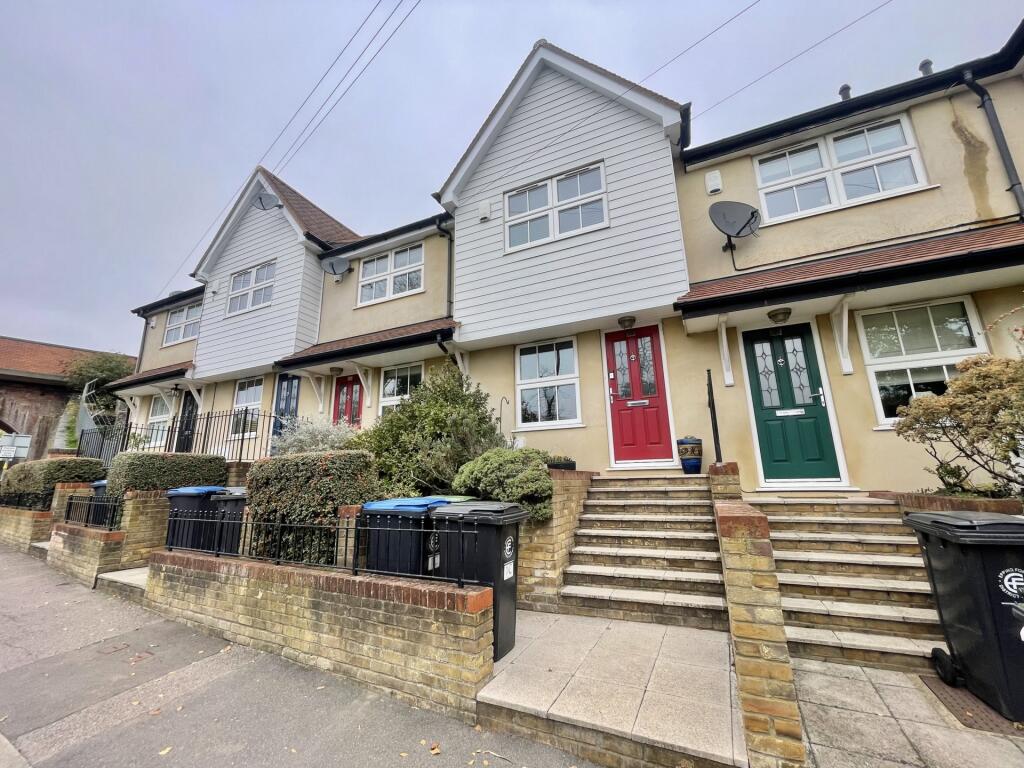 3 bed Town House for rent in Epping. From Montagues - Epping