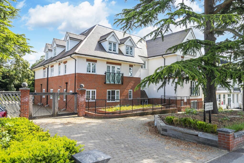 2 bed 1st Floor Flat for rent in Epping. From Montagues - Epping